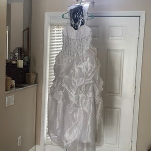 Wedding Dress.  Never worn. Includes jewelry